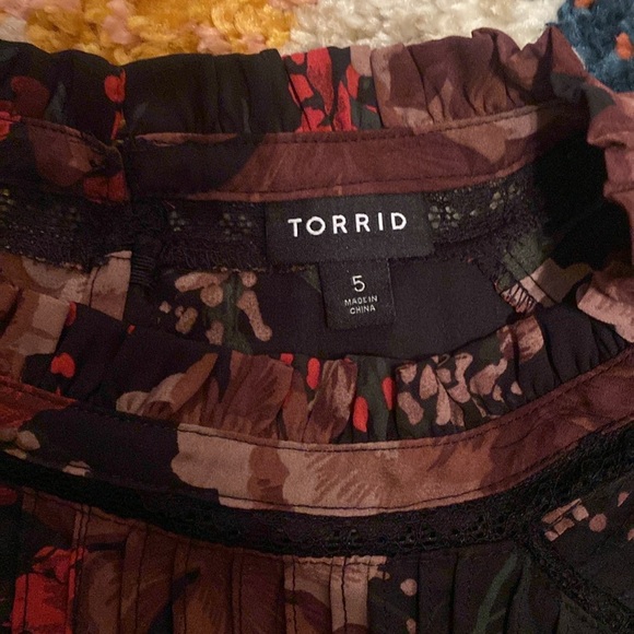 Torrid size 5 Georgette Lace Inset Blouse in floral black - Picture 7 of 9